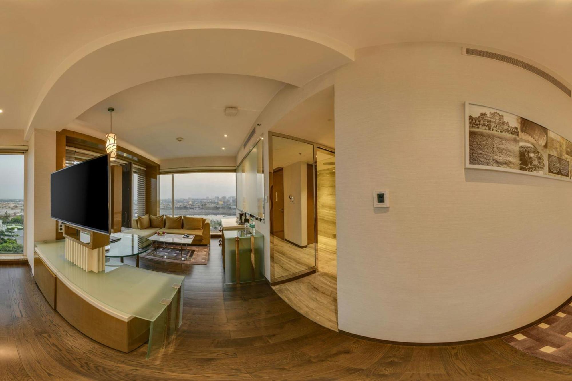 Renaissance Lucknow Hotel, Gomti Nagar Экстерьер фото